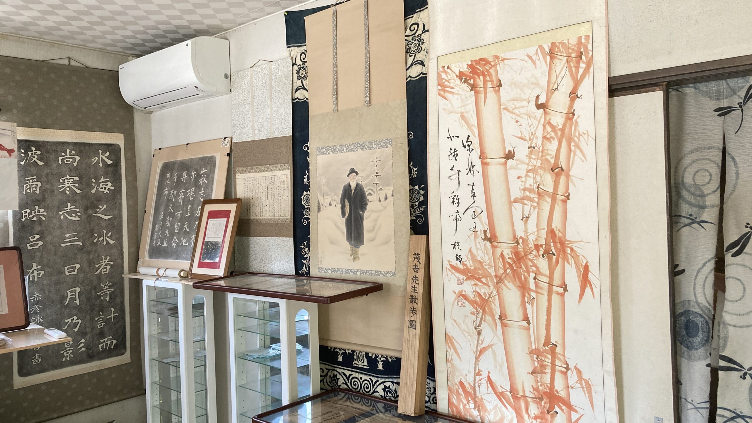 斎藤茂吉が雪の道を歩く絵の写真です。